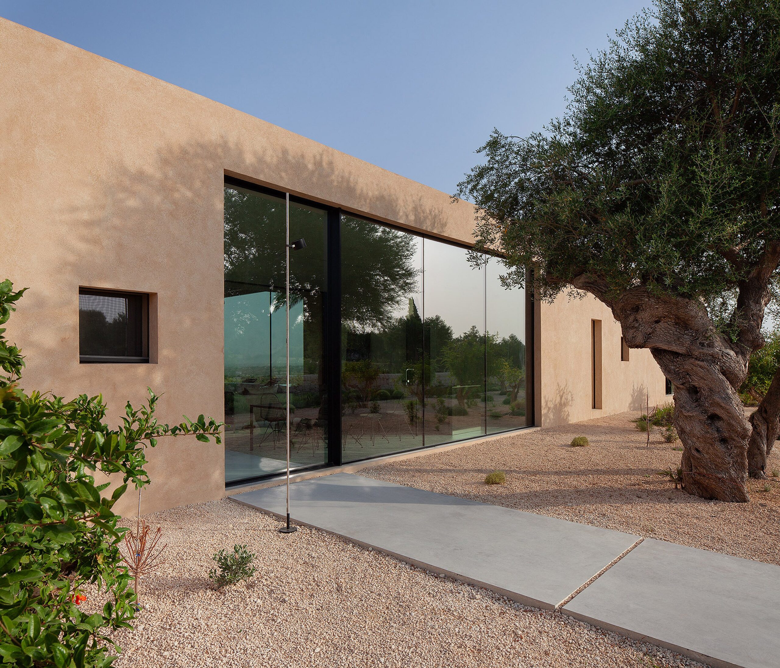 Casa IDDA Itinera Studio Associato concrete walk way scaled